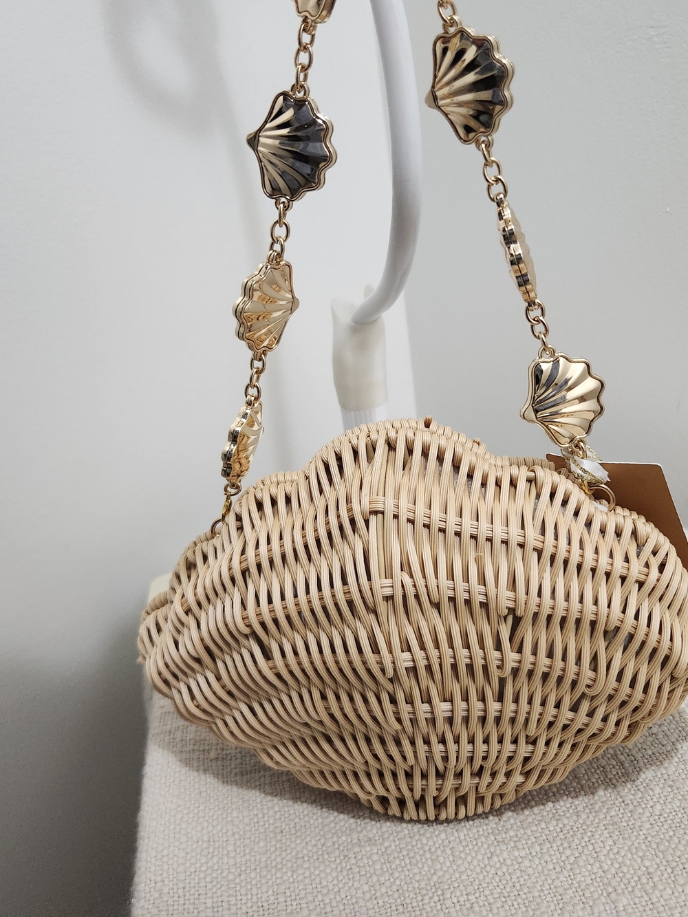 Tommy Bahama Beige Woven Shell Shoulder Bag with Gold Chain! - Picture 3 of 6